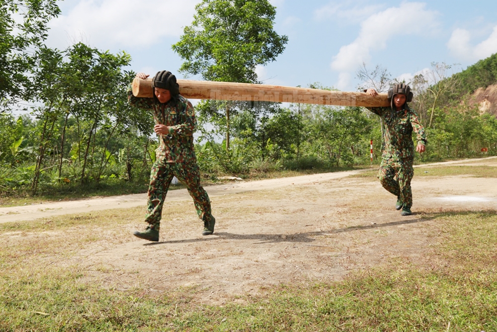 Những khúc gỗ tự cứu nặng gần 80kg được các chiến sĩ vác trên vai rất nhẹ nhàng.
